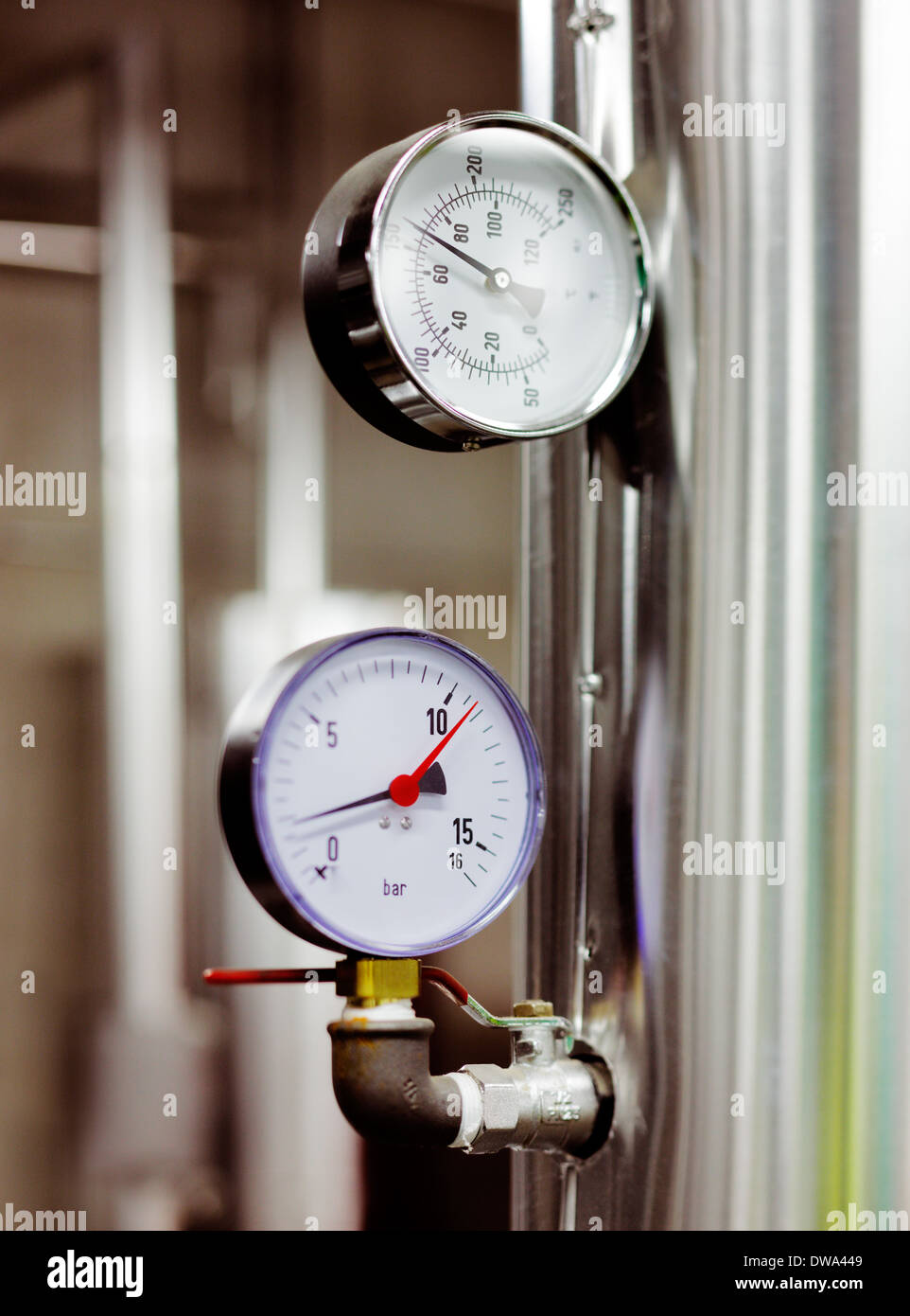 Temperatura e manometri sono una caratteristica normale impianto di controlli in camera per la moderna efficienza energetica degli edifici Foto Stock