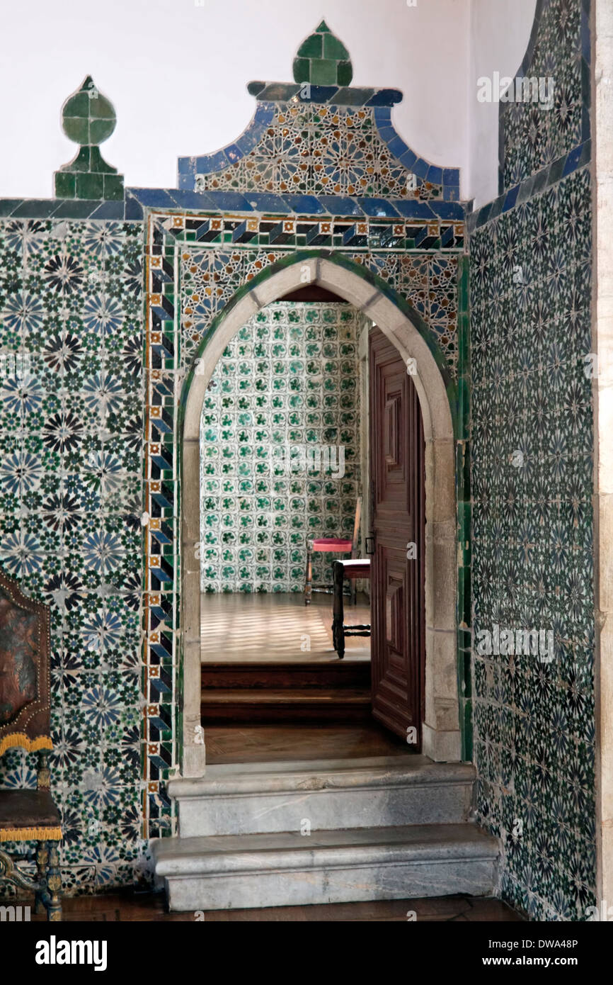 Storico di arabeschi Azulejos in Sala das Pegas o Gazza stanza a Sintra National Palace, Lisbona, Portogallo. Un sito UNESCO. Foto Stock