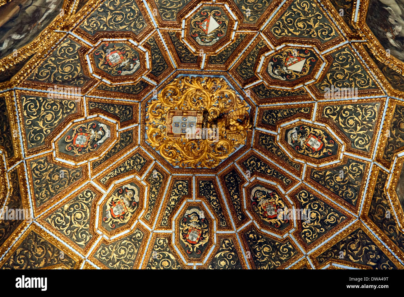 Gli stemmi Camera: una a cassettoni in legno soffitto a cupola decorata con 72 stemmi, Sintra National Palace, Lisbona, Portogallo. Foto Stock