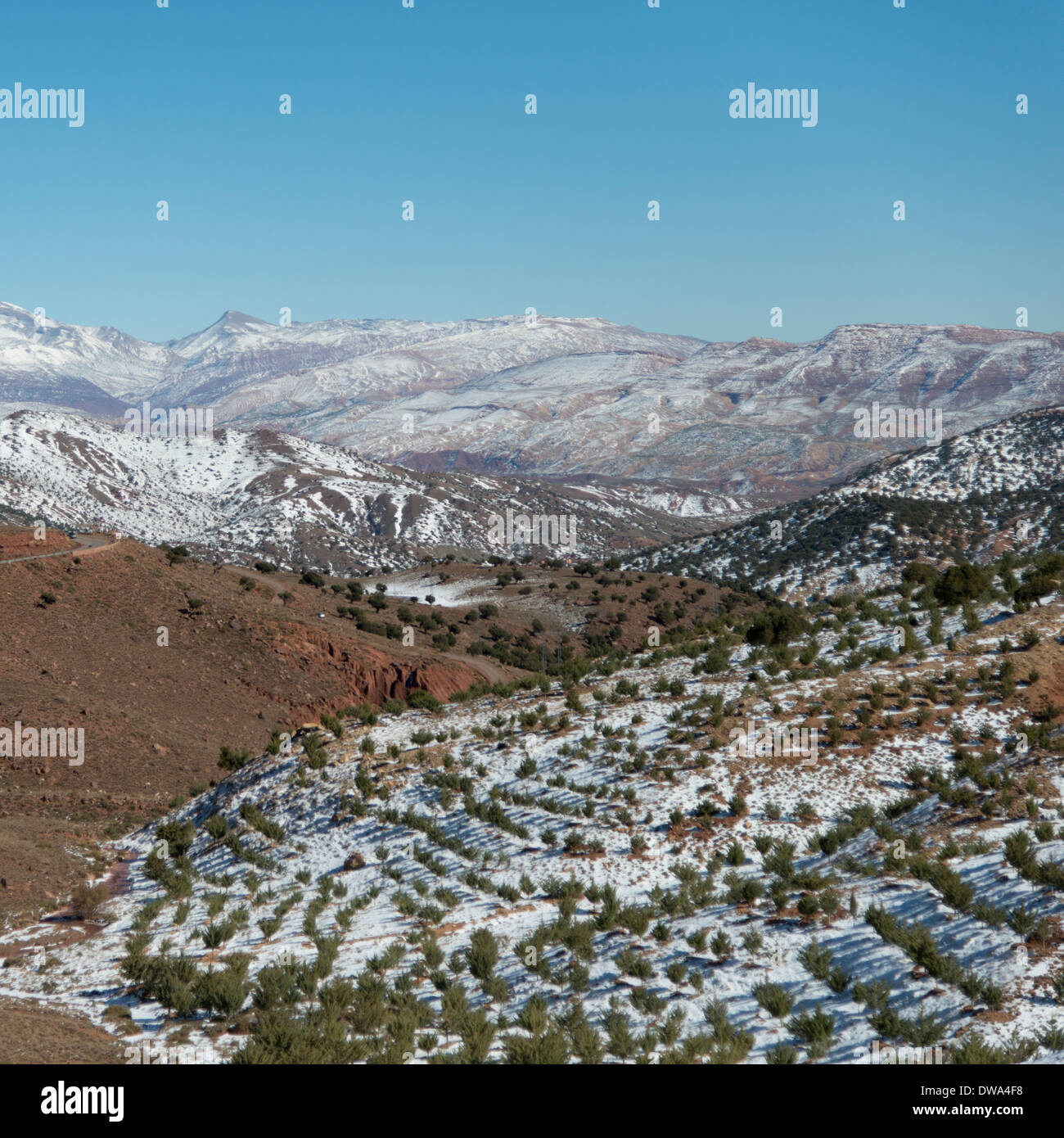 Angolo di alta vista della valle innevati in inverno, Tizi n'Tichka, Atlante, Marocco Foto Stock