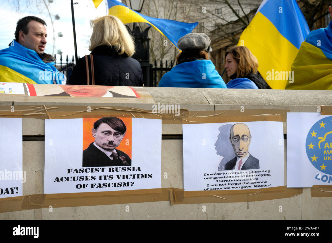 Pro-Ukrainian dimostranti a Whitehall di fronte a Downing Street, protestando contro la Russia il coinvolgimento in Crimea. 4 Marzo 2014 Foto Stock