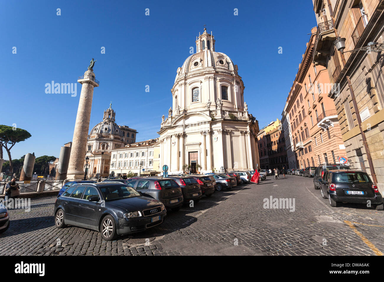 Colonna di Traiano e la chiesa di Santa Maria di Loreto, Italia, Roma Foto Stock
