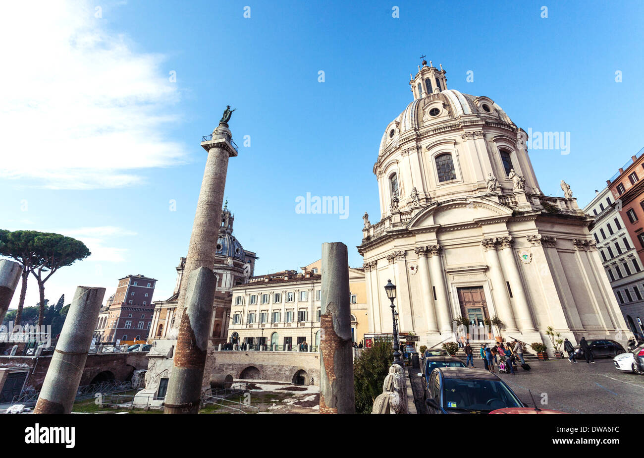Colonna di Traiano e la chiesa di Santa Maria di Loreto, Roma, Italia. Foto Stock