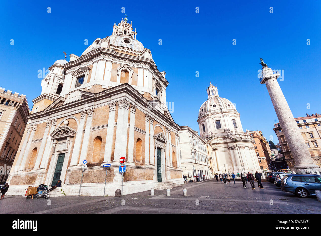 Colonna di Traiano e la chiesa di Santa Maria di Loreto, Roma Italia. Foto Stock