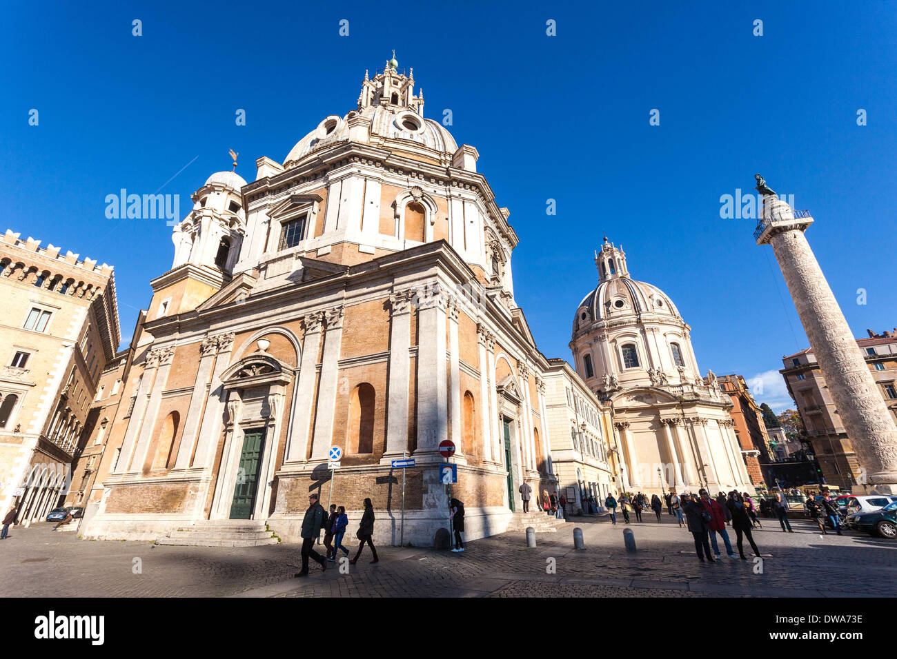 Colonna di Traiano e la chiesa di Santa Maria di Loreto, Roma, Italia. Foto Stock