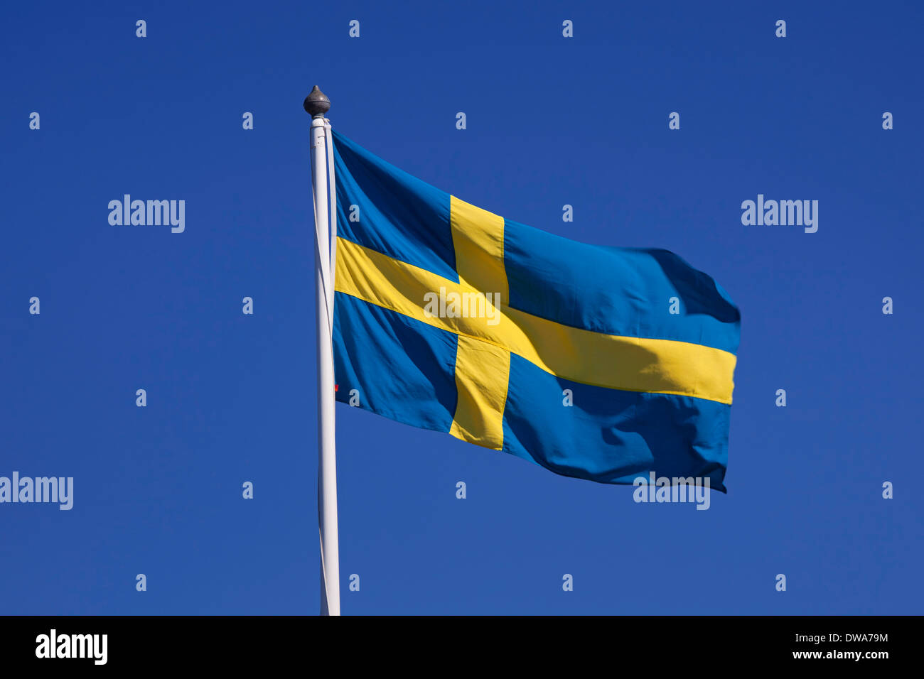 Bandiera nazionale della Svezia sbattimenti nel vento contro il cielo blu Foto Stock