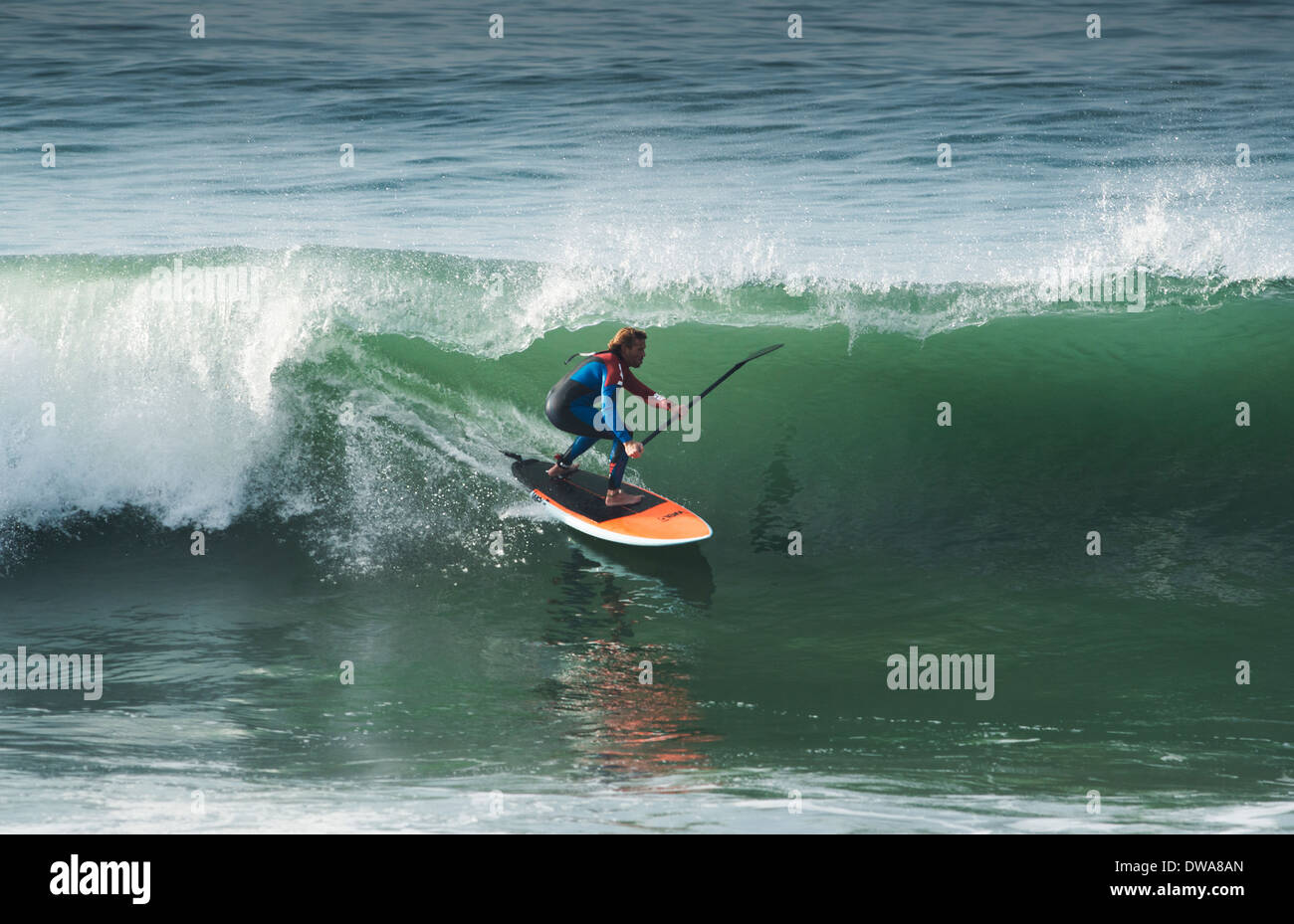 Stand Up Paddle board surf. Tarifa, Costa de la Luz, Cadice, Andalusia, Spagna. Foto Stock