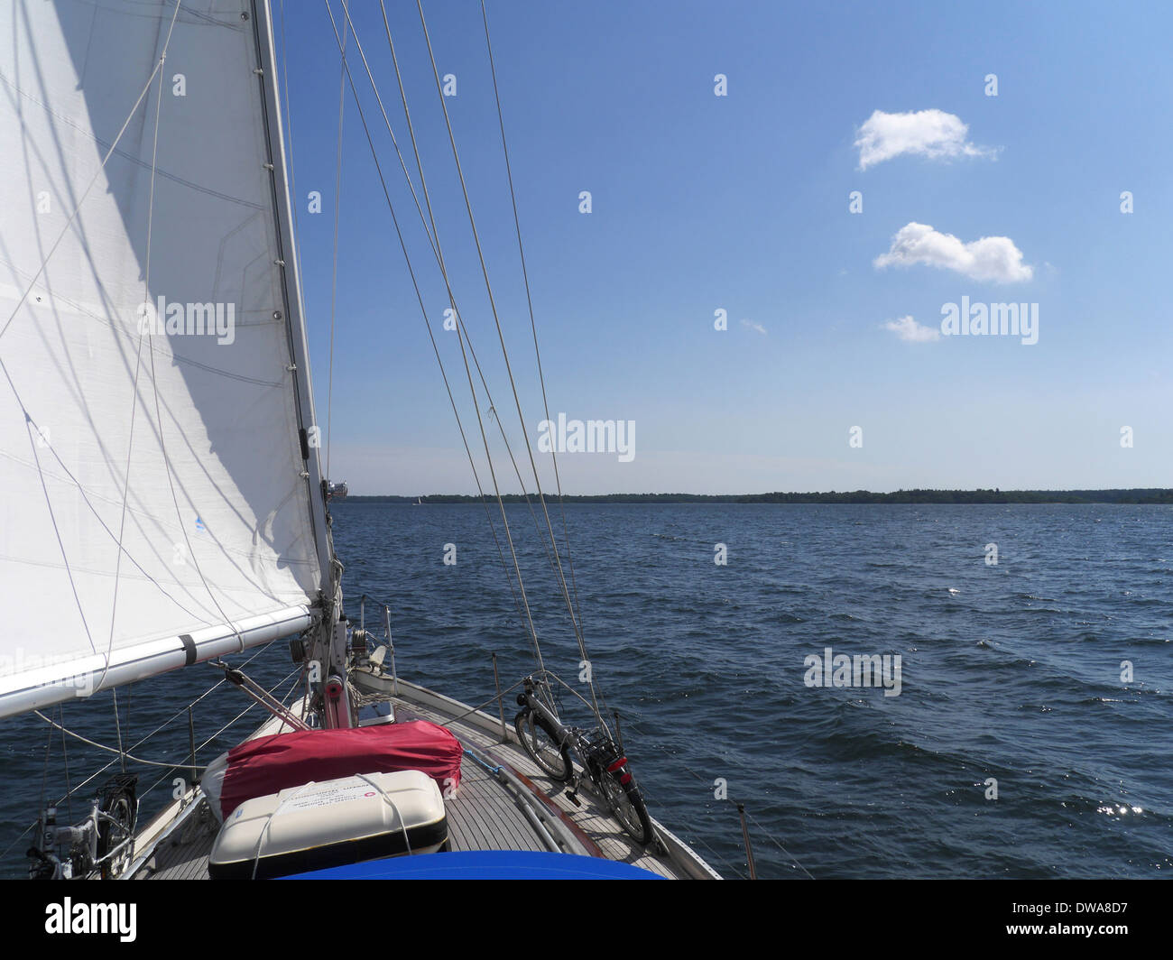 Barca a vela in björköfjärden, västernorrlands län, Golfo di Botnia, Svezia Foto Stock