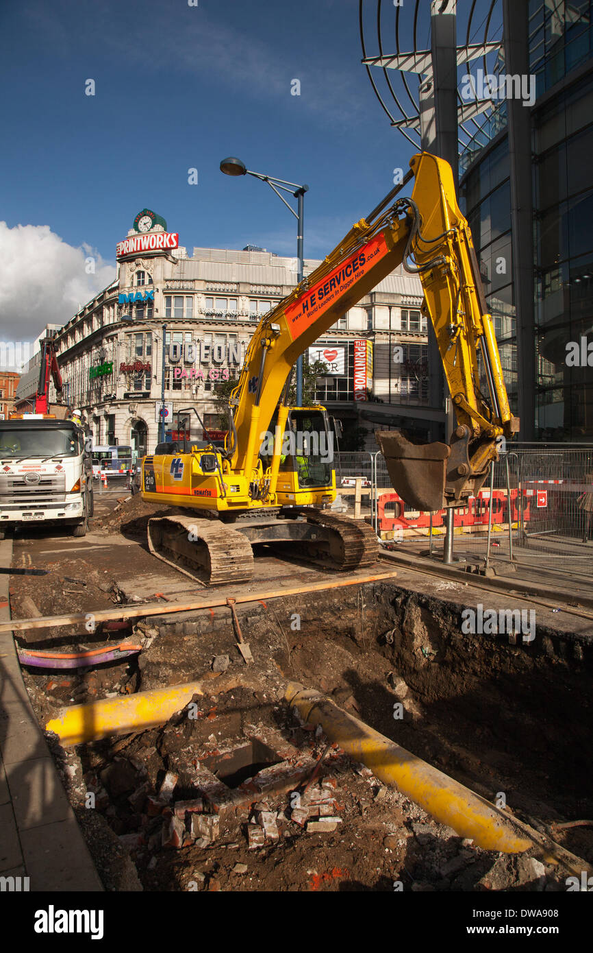 Manchester REGNO UNITO. 4 Marzo, 2014. Grandi infrastrutture e opere pubbliche in Exchange Square. Lavorare per la seconda traversata della città ha avviato un progetto commissionato da trasporto per Greater Manchester. I tre anni di £165m seconda città attraverso il progetto permetterà più tram a croce Manchester. Borchie di trasporto auguro che limitare la congestione, incrementare affidabilità e in grado di soddisfare le crescenti numeri di passeggeri." Credito: Mar fotografico/Alamy Live News Foto Stock