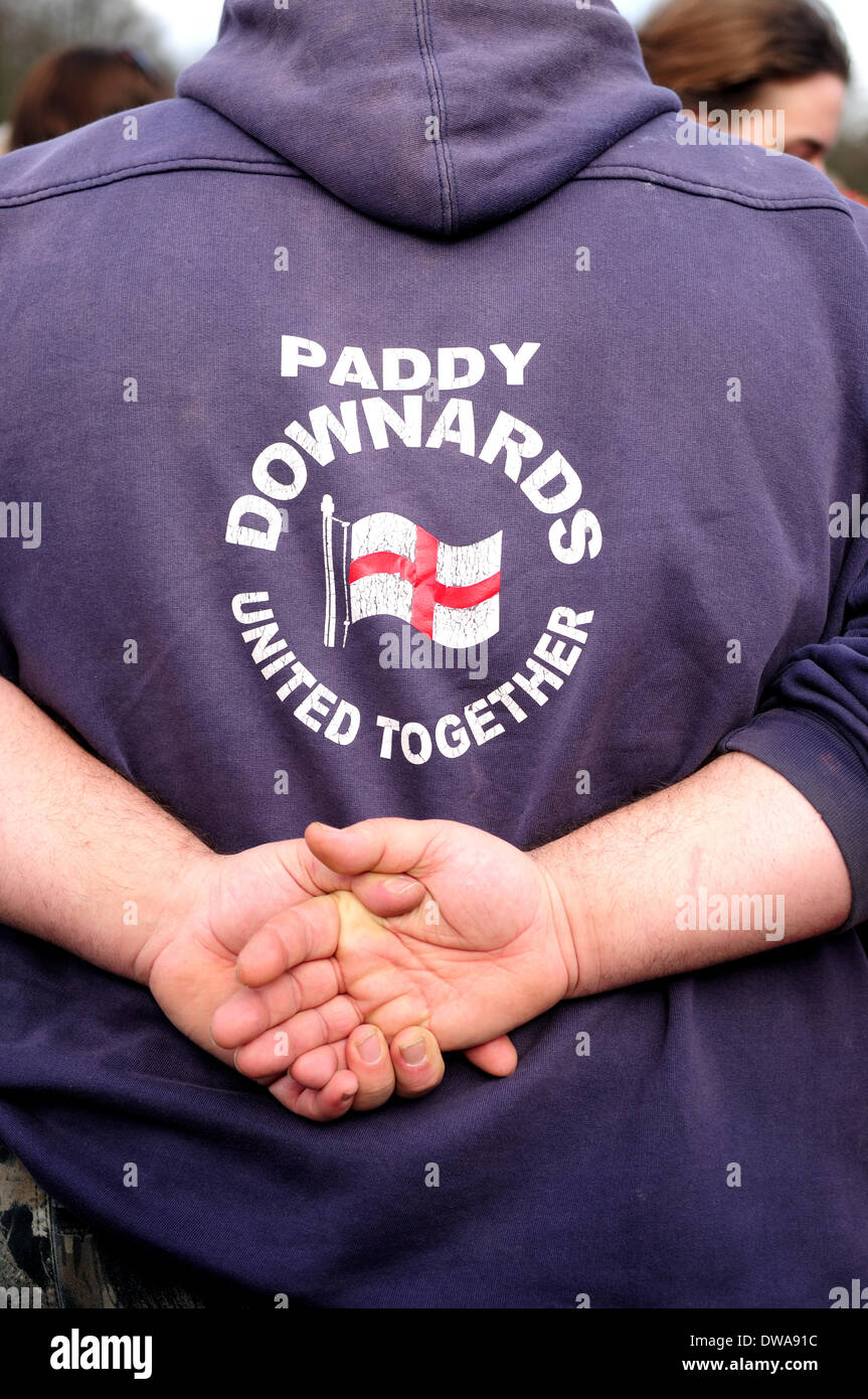 Ashbourne, Derbyshire, Regno Unito. 4 Marzo 2014.Il gioco storico di di shrovetide football ha avuto luogo oggi sotto il chiaro cielo blus,le due squadre l'ards e all'ards combattuto per la sfera lo scopo di cliente a monte o a valle a seconda di quale squadra si gioca per.Il gioco può durare per ore e loro sono molto poche regole si applicano. Credito: Ian Francesco/Alamy Live News Foto Stock