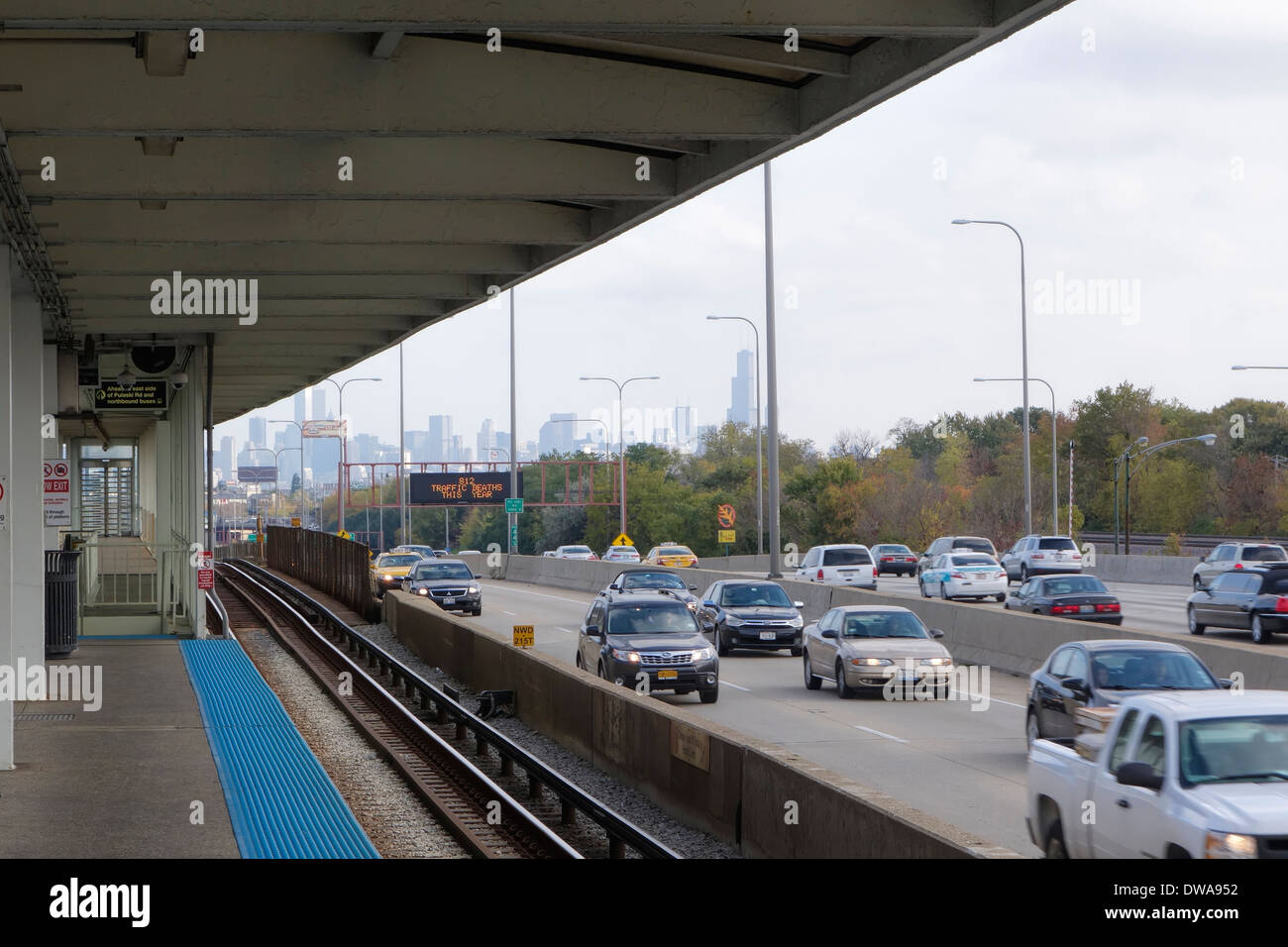 Irving Park stazione ferroviaria e il Kennedy Expressway, Chicago, Illiniois. Foto Stock