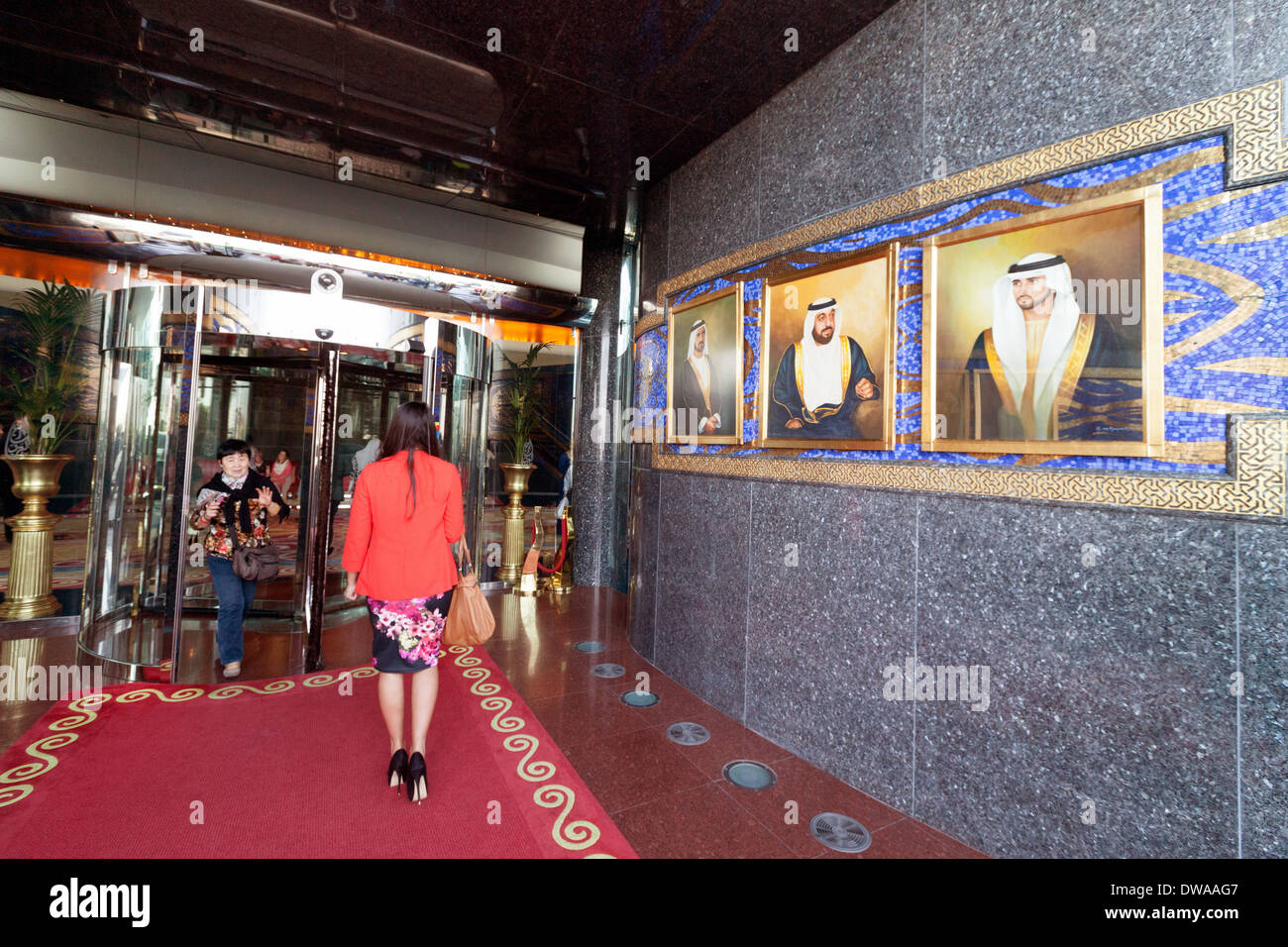 Una donna all'ingresso del lusso 7 stelle Burj al Arab Hotel, Dubai, Emirati Arabi Uniti, Emirati Arabi Uniti Medio Oriente Foto Stock