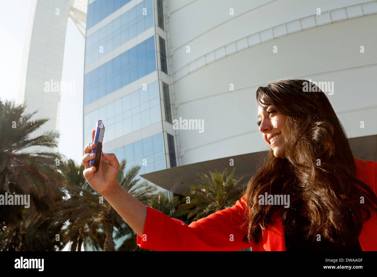 Giovane donna prendendo una foto selfie in vacanza presso l'hotel di lusso Burj al Arab Hotel, Dubai, Emirati Arabi Uniti, Emirati Arabi Uniti, Medio Oriente Foto Stock