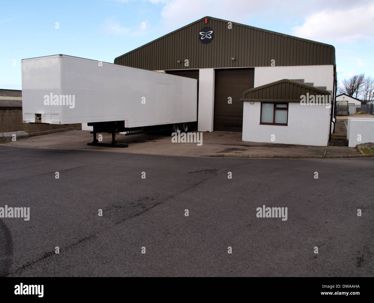 Semi-rimorchio parcheggiato fuori magazzino sul Industrial Estate, Bude, Cornwall, Regno Unito Foto Stock