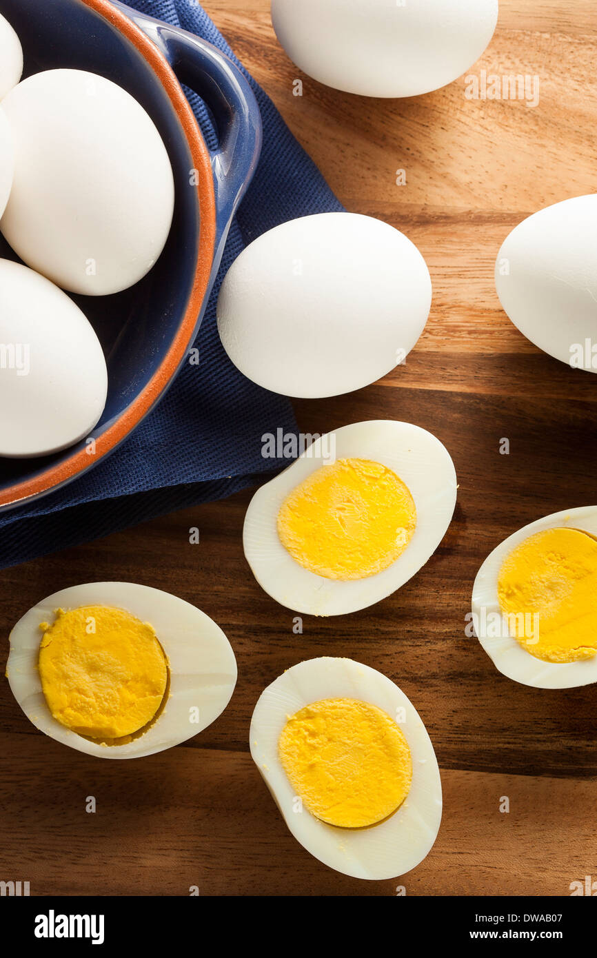 Organici di uova sode pronto a mangiare Foto Stock