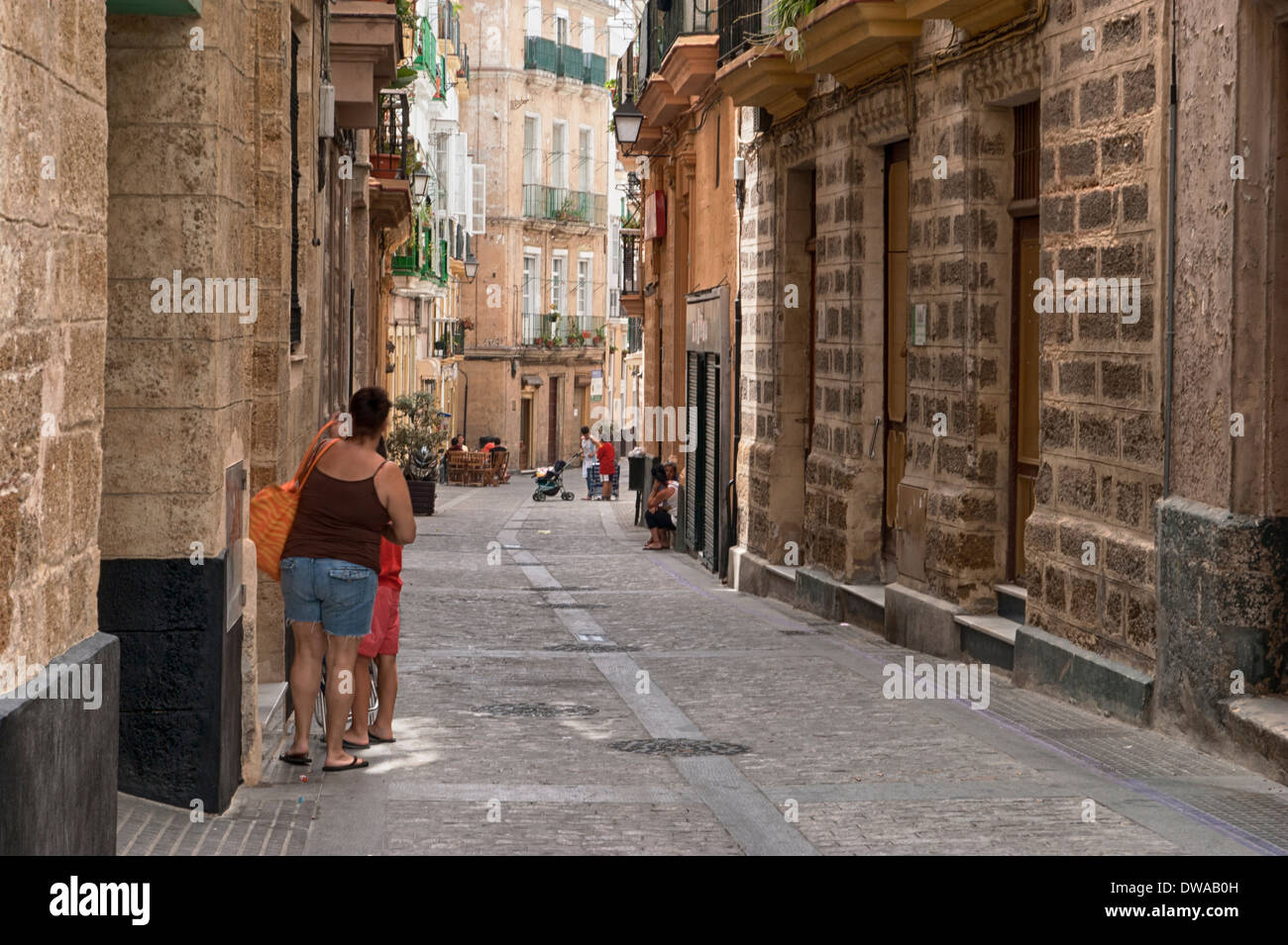 Strade di Cadice a metà giornata. Andalusia, Spagna Foto Stock