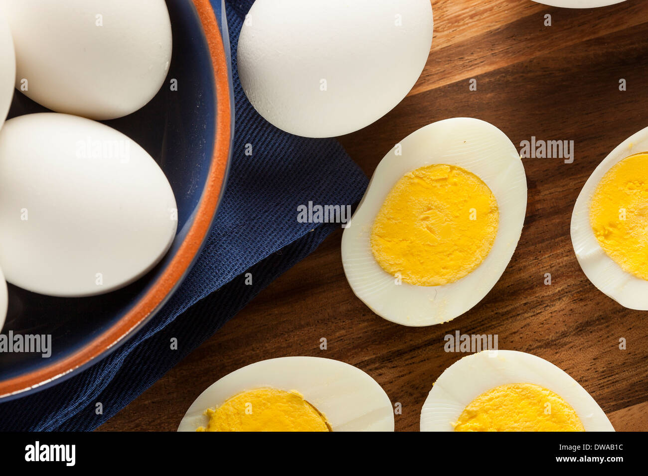 Organici di uova sode pronto a mangiare Foto Stock