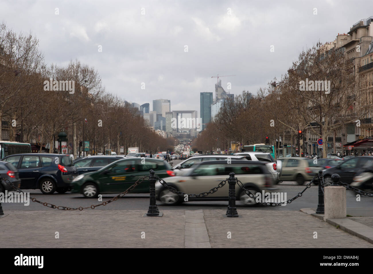 Il traffico attorno alla Place de l'etoile" a Parigi. In lontananza si possono vedere 'l'Arche de la Defense" Foto Stock