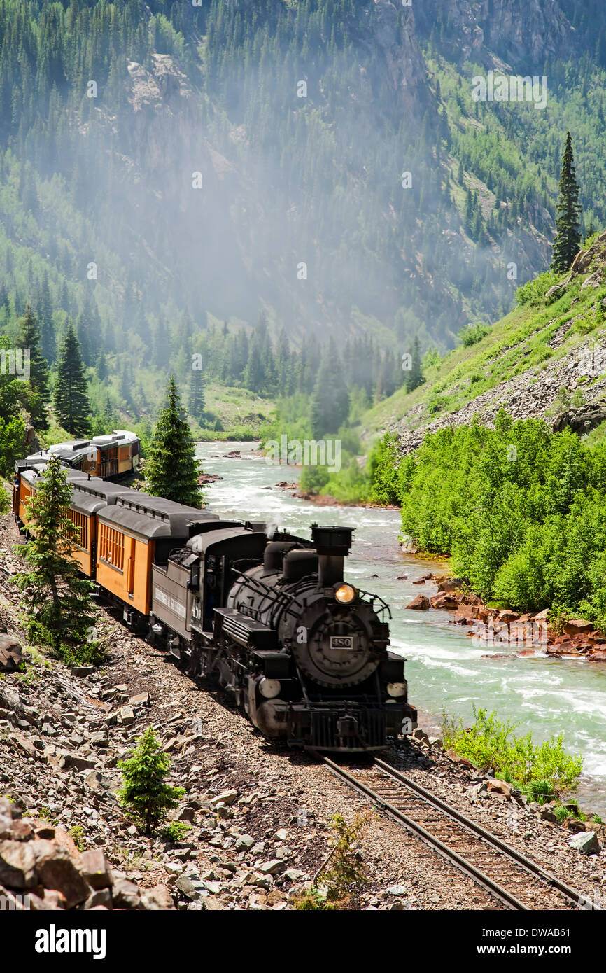 Durango & Silverton Narrow Gauge Railroad e Animas River, Colorado, STATI UNITI D'AMERICA Foto Stock