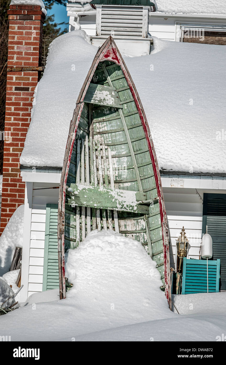 "Venite a riempire la mia barca", questo Skiff possono appartenere a un pescatore che vorrebbero per riempire la sua barca con pesce, non neve. Foto Stock