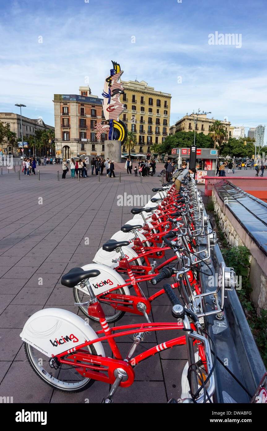 Noleggio Bici , Scultura di sfondo El Cap de Barcelona di Roy Lichtenstein, Barcellona Foto Stock