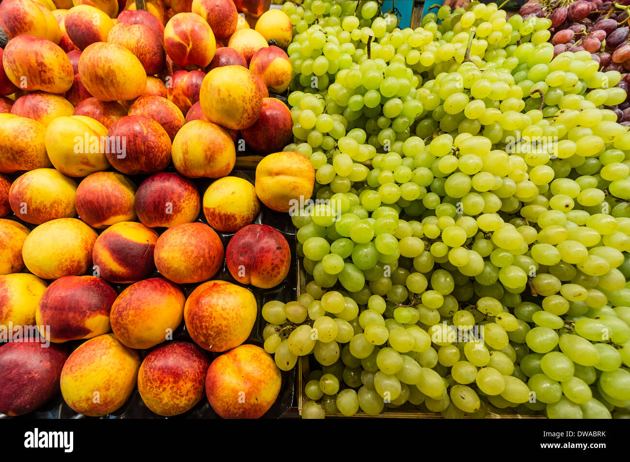 Frutti al mercato La Boqueria a Barcellona, Spagna Foto Stock