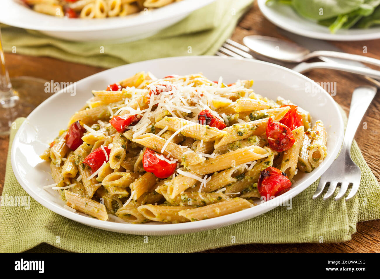 La luce in casa pasta al pesto con parmigiano e pomodori Foto Stock