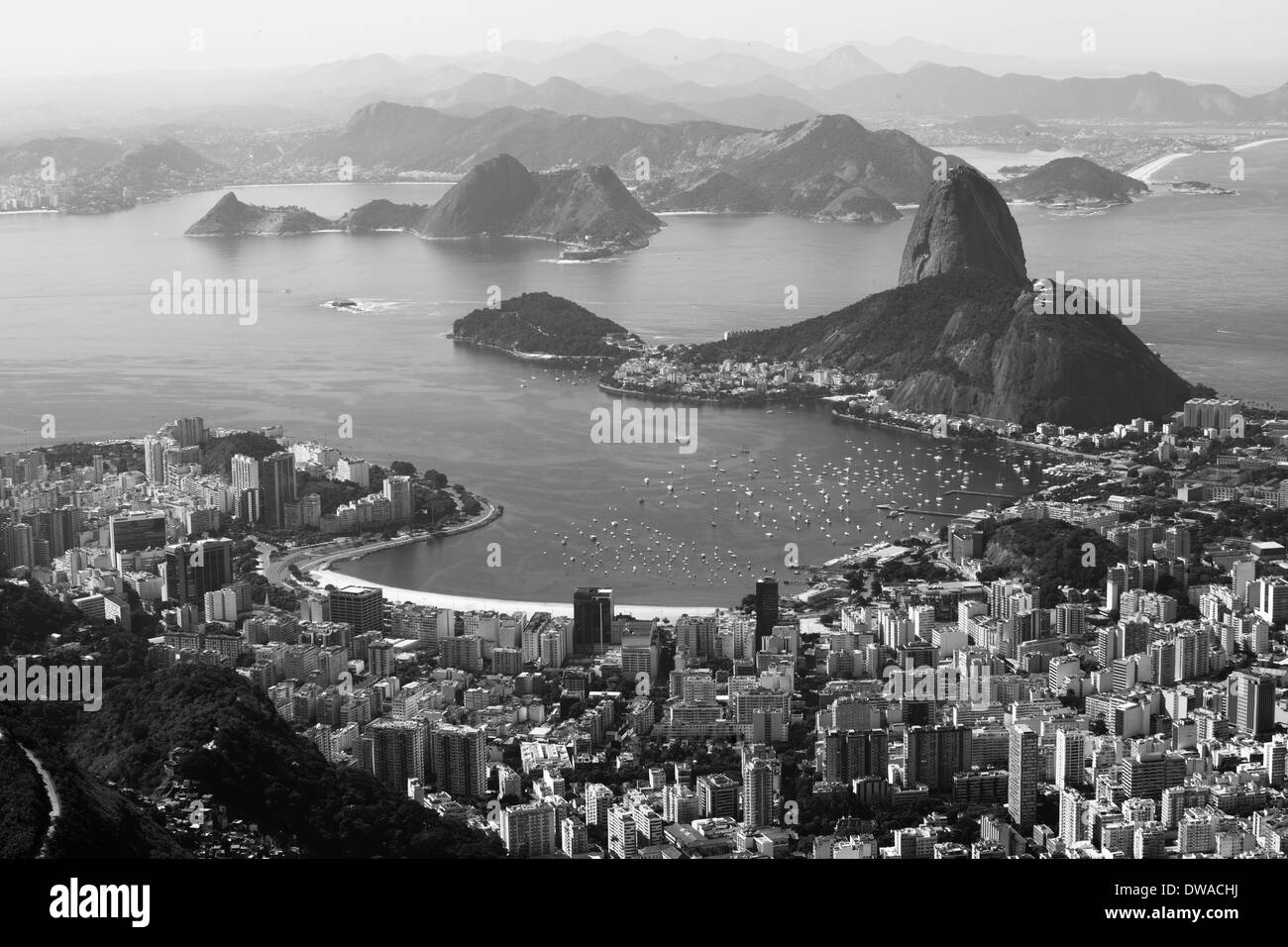 Rio de Janeiro, Brasile. Suggar focaccia e il Botafogo spiaggia vista dal Corcovado Foto Stock
