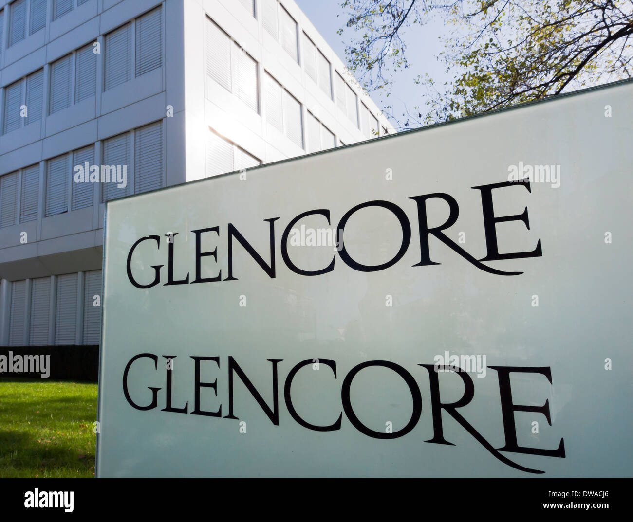Ingresso e la sede centrale della società di Glencore Xstrata, il più grande del mondo di commodities trading firm, in Zug, Svizzera Foto Stock