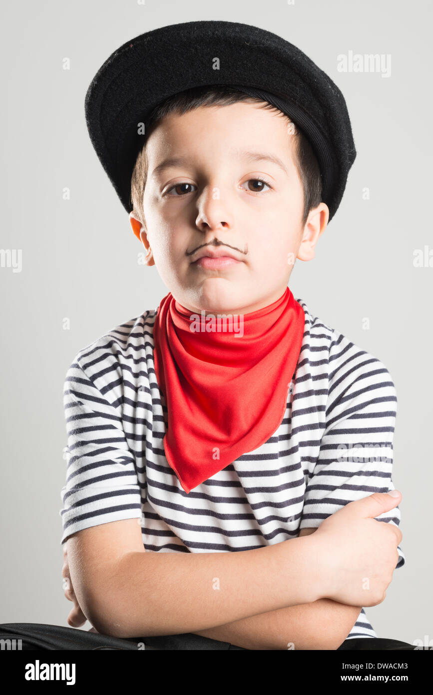 Bambino vestito come un ladro con una striata top,black hat e mal disegnato i baffi Foto Stock