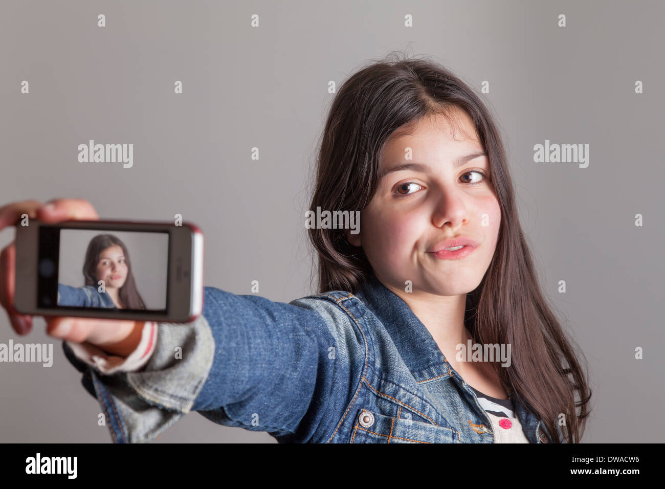 Ragazza adolescente prende un selfie sul telefono con fotocamera Foto Stock