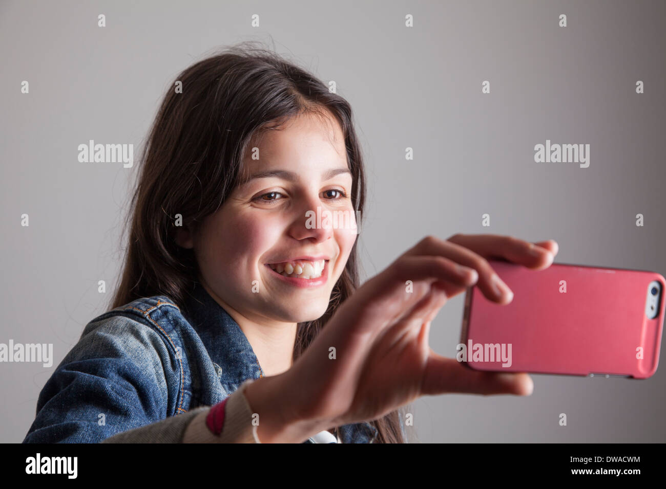 Ragazza adolescente facendo una chiamata video sul suo telefono cellulare Foto Stock
