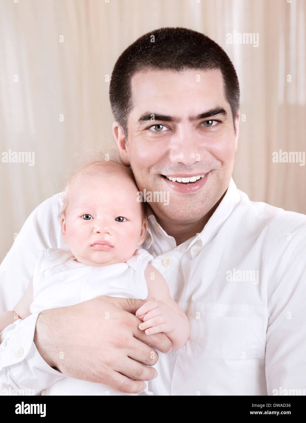 Closeup Ritratto di Allegro giovane Padre abbracciando adorabili neonato, felice della paternità, di amore e di felicità concept Foto Stock