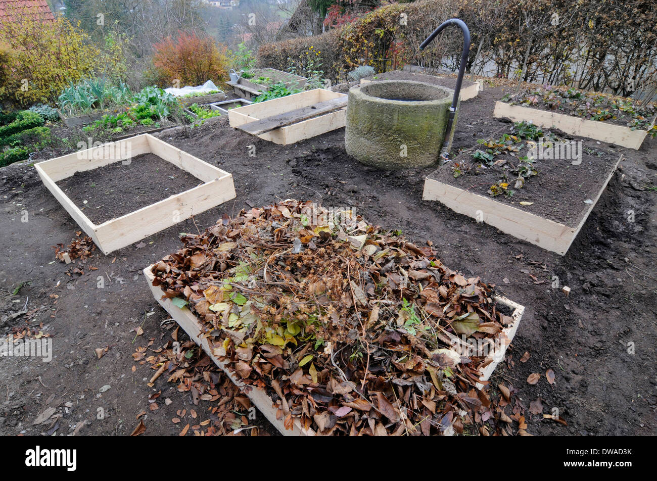 Installazione del giardino biologico, sistema di scatole compost Foto Stock