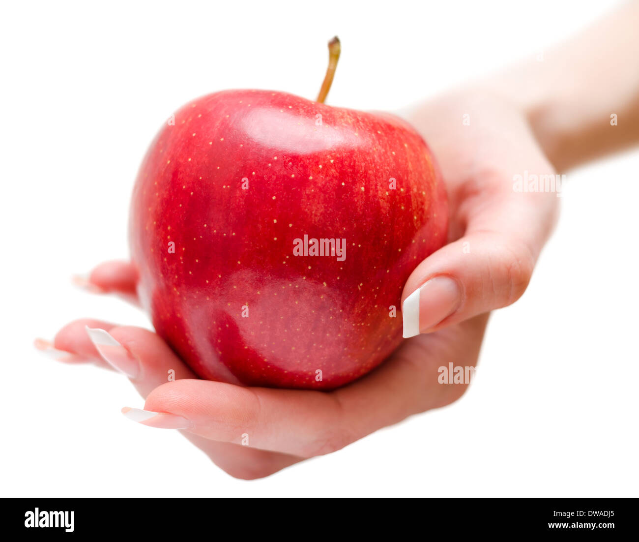 Femmina dando a mano apple rosso isolato su sfondo bianco. Foto Stock