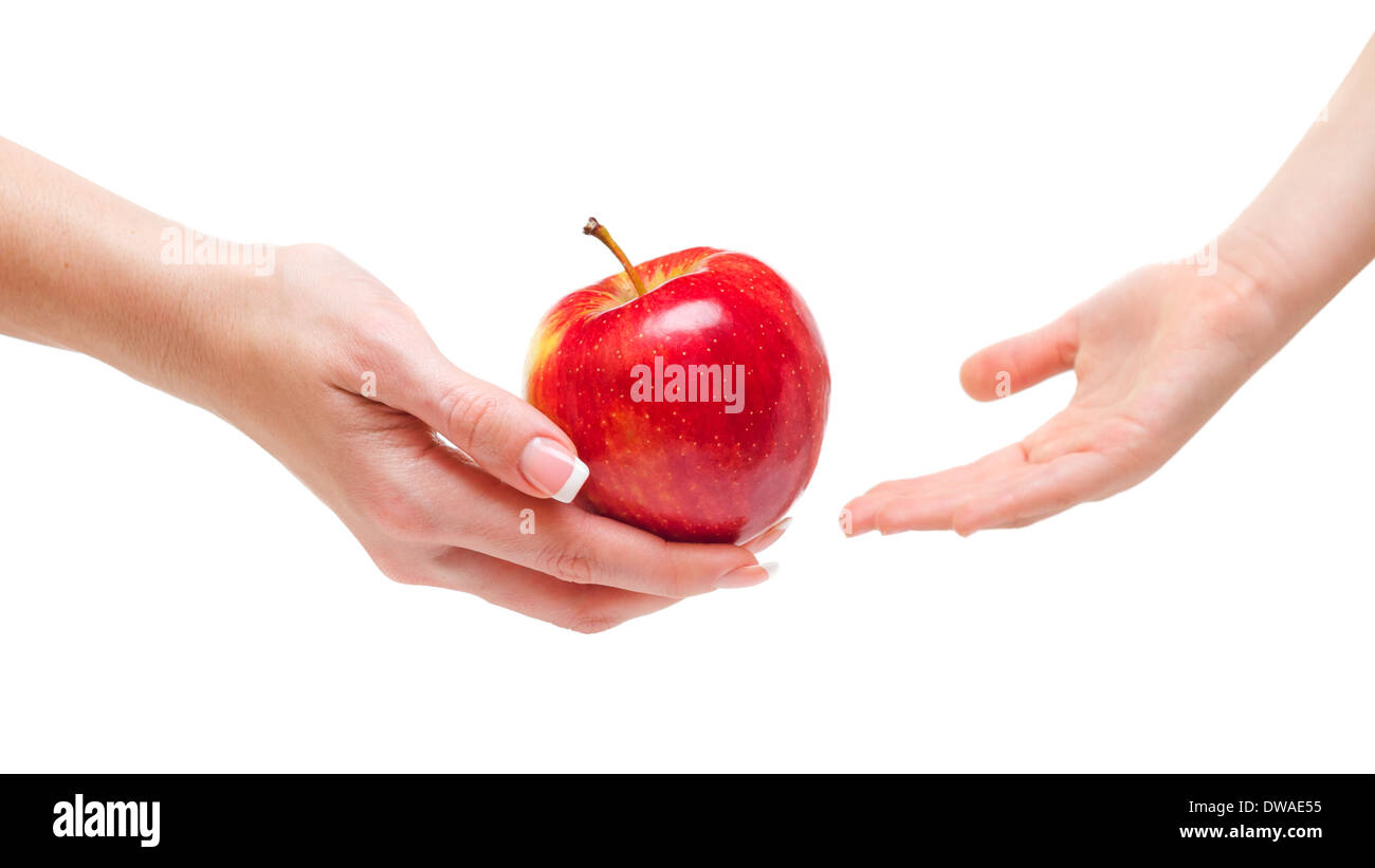 Donna mano dando un apple per bambini mano. Isolato su sfondo bianco. Foto Stock