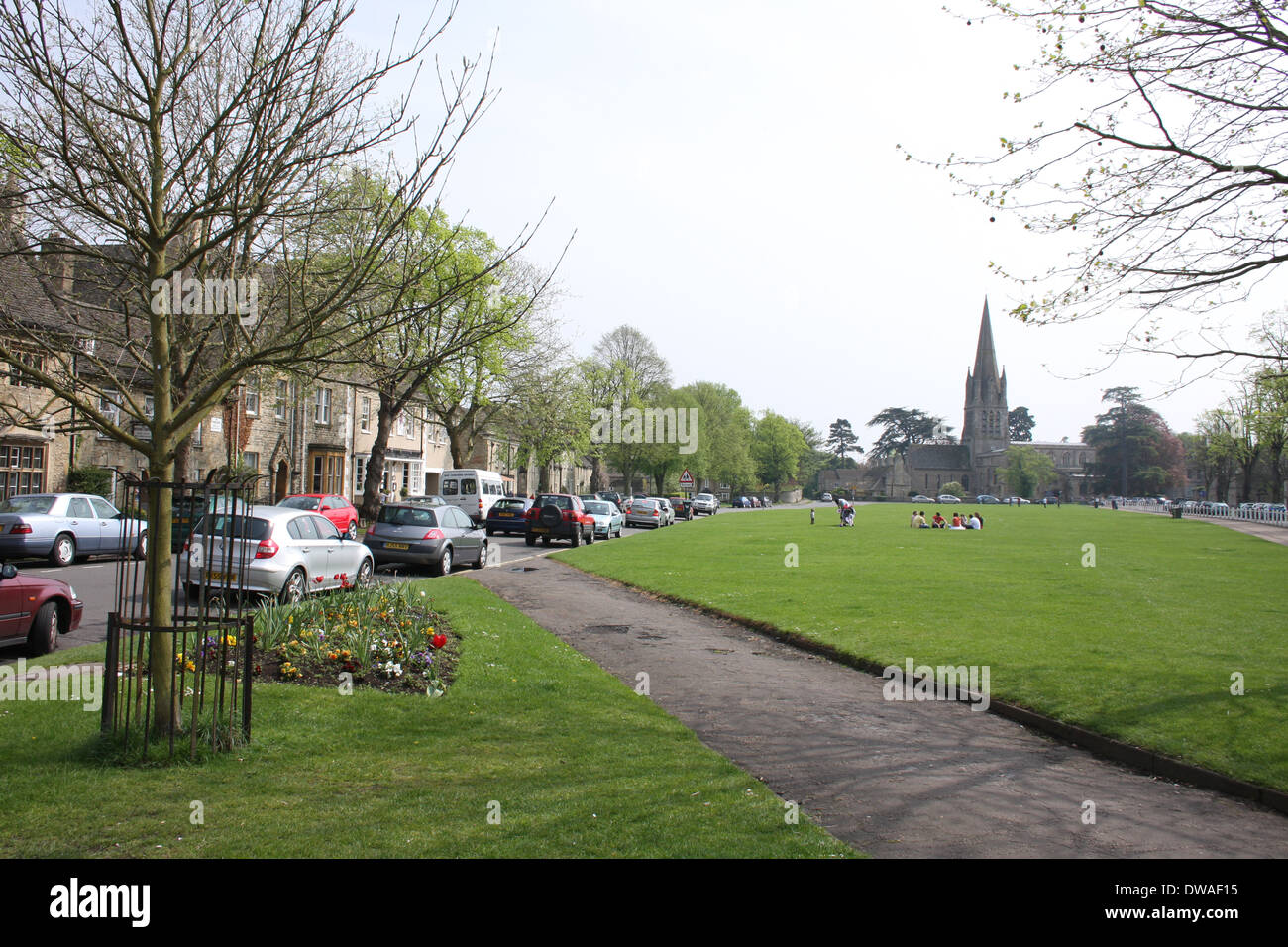 Il verde e la chiesa di Santa Maria di Witney Oxfordshire UK Foto Stock