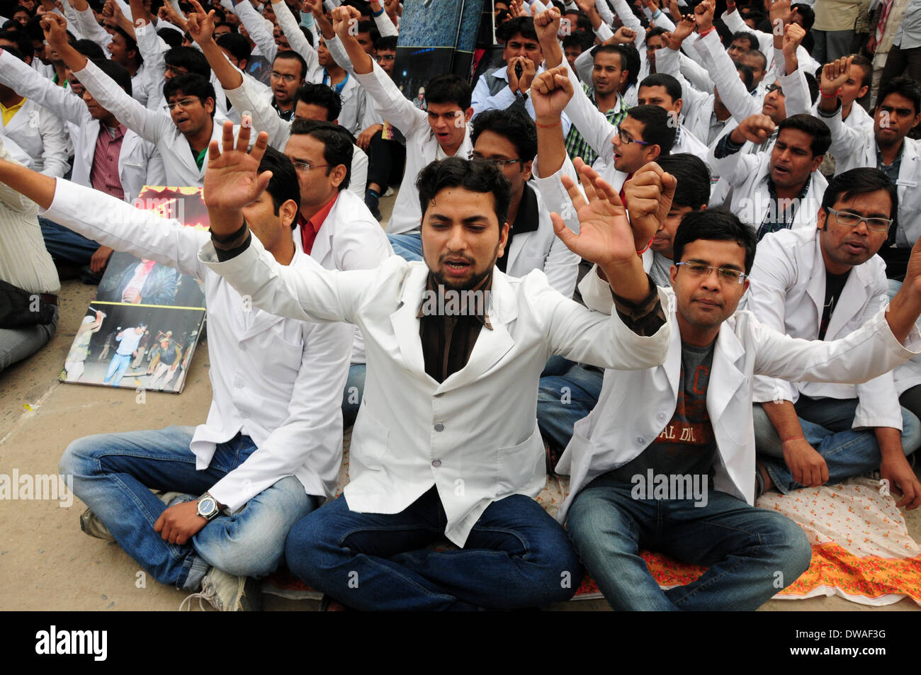 Di Allahabad, India - 04 Marzo 2014: Junior medico gridando slogan durante la partecipazione a una manifestazione di protesta contro l'Uttar Pradesh di governo durante il loro quarto giorno di sciopero Martedì, Marzo 04 - 2014. I medici stanno protestando contro le presunte atrocità della polizia sui loro omologhi di Kanpur. Secondo Moin Khan(Reporter news ABP) 13 paziente è morto a Kanpur e 7 in Allahabad durante questo sciopero. Credito: PACIFIC PRESS/Alamy Live News Foto Stock