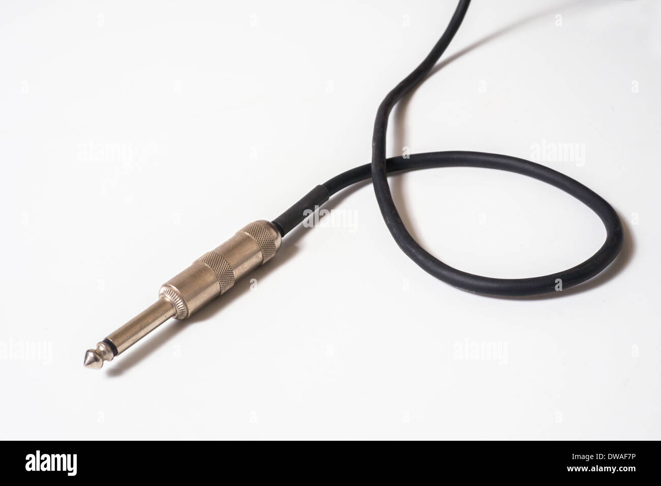 Una chiusura di un cavo per chitarra isolato su uno sfondo bianco Foto Stock