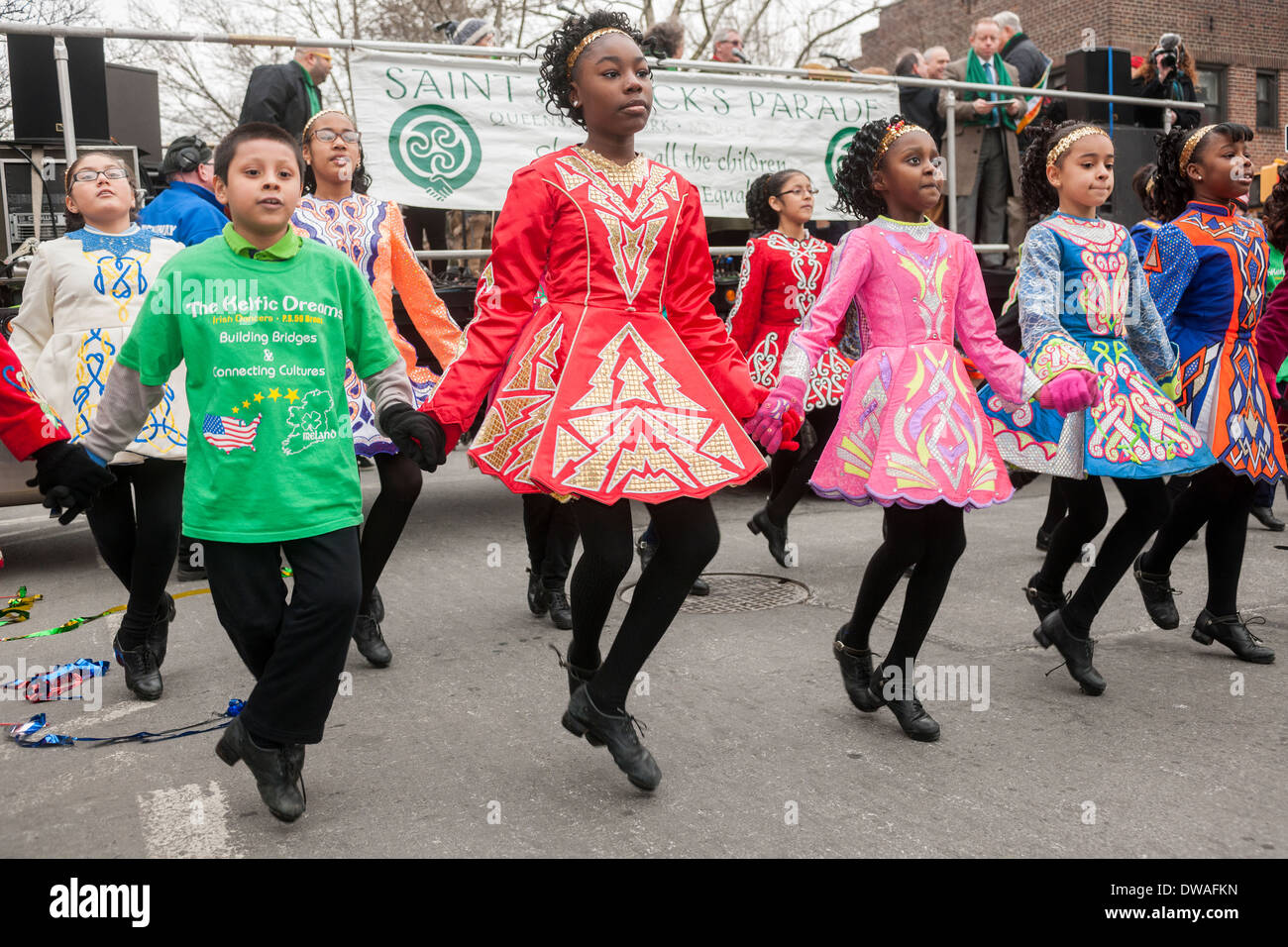 Multicultural gli studenti svolgono il loro passo irlandese le routine di ballo ad una festa di San Patrizio parata nel Queens a New York Foto Stock Multicultural gli studenti svolgono il loro passo irlandese le routine di ballo ad una festa di San Patrizio parata nel Queens a New York Foto Stock