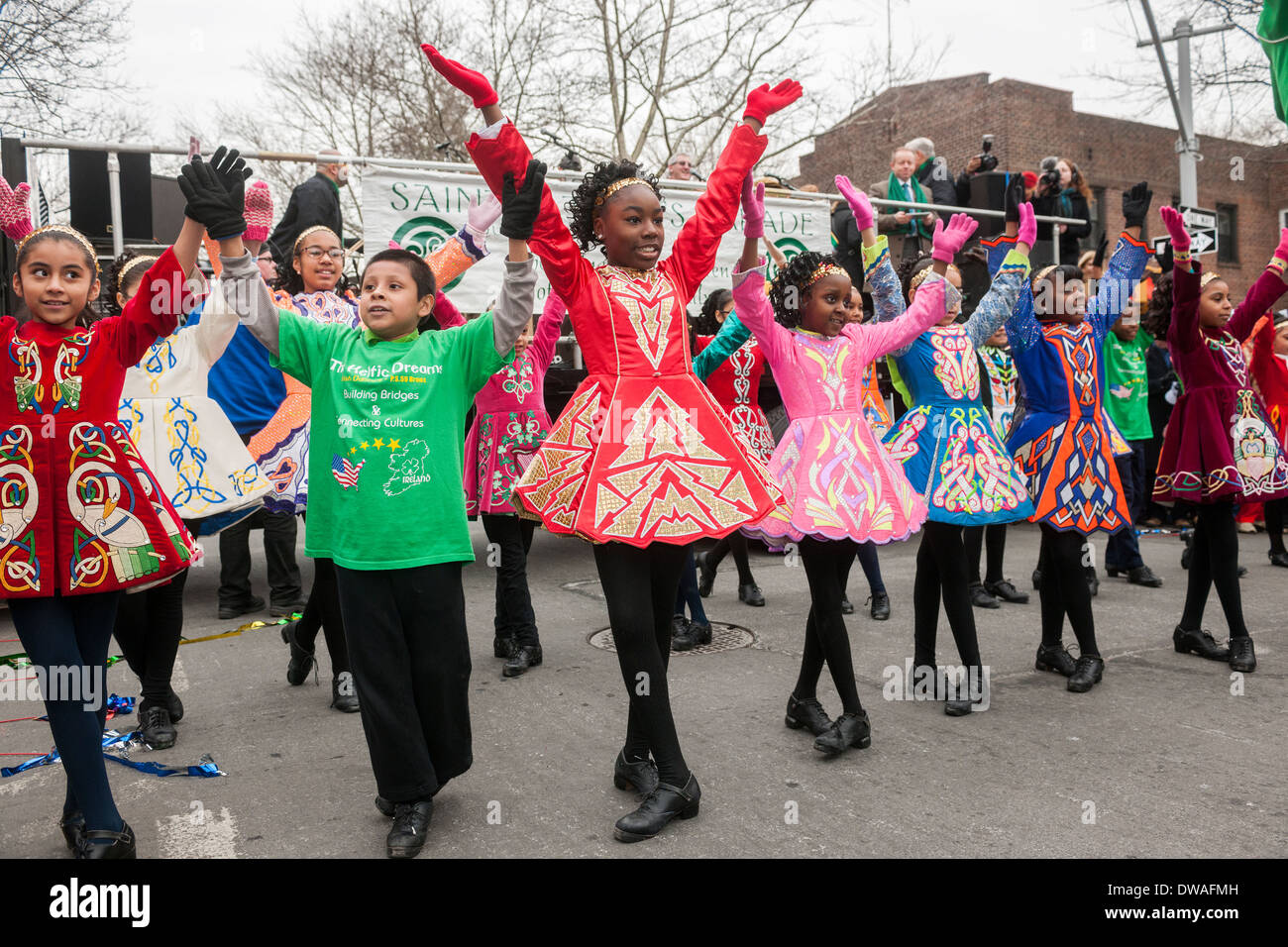 Multicultural gli studenti svolgono il loro passo irlandese le routine di ballo ad una festa di San Patrizio parata nel Queens a New York Foto Stock Multicultural gli studenti svolgono il loro passo irlandese le routine di ballo ad una festa di San Patrizio parata nel Queens a New York Foto Stock