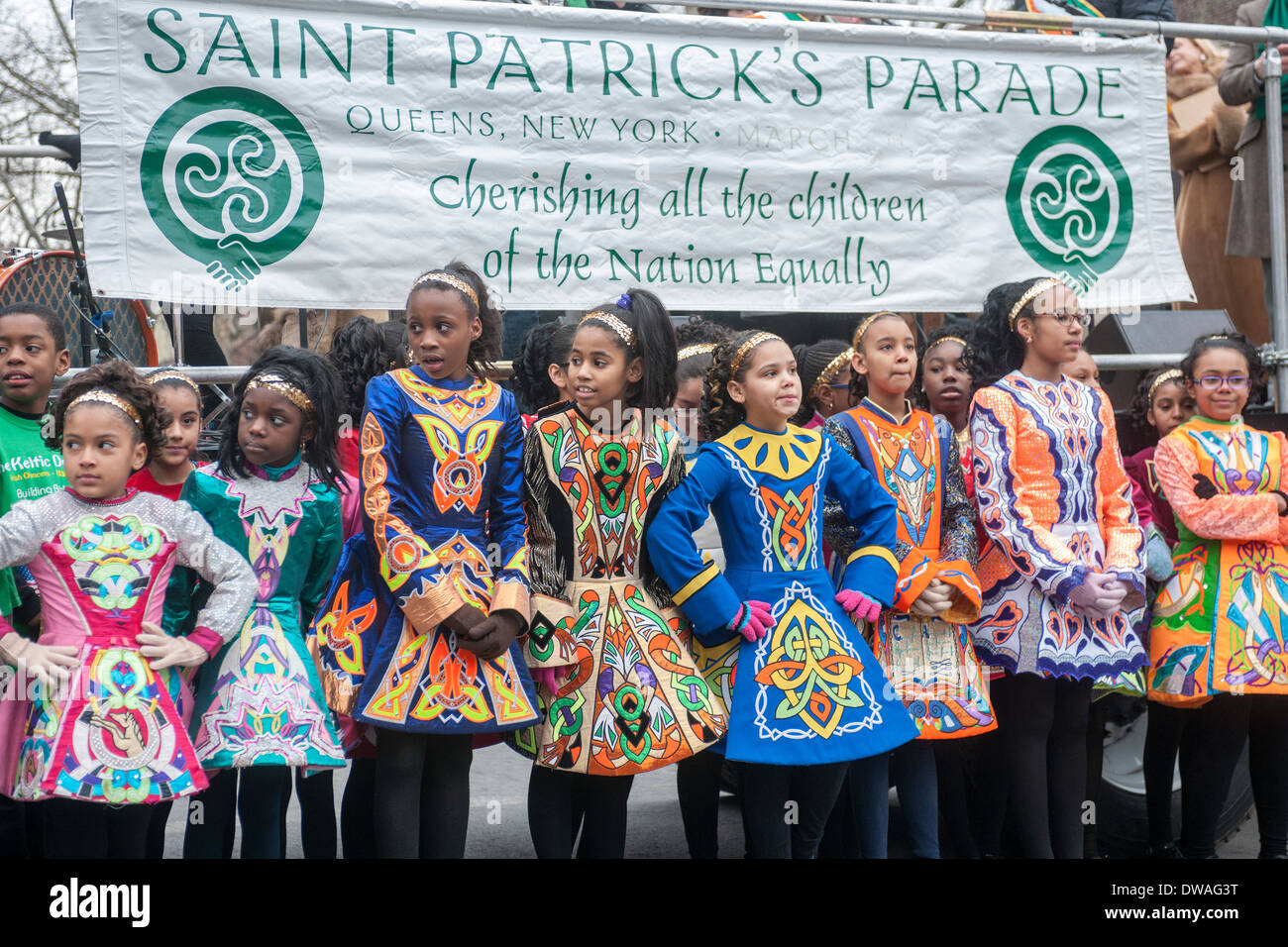 Multicultural gli studenti svolgono il loro passo irlandese le routine di ballo ad una festa di San Patrizio parata nel Queens a New York Foto Stock Multicultural gli studenti svolgono il loro passo irlandese le routine di ballo ad una festa di San Patrizio parata nel Queens a New York Foto Stock
