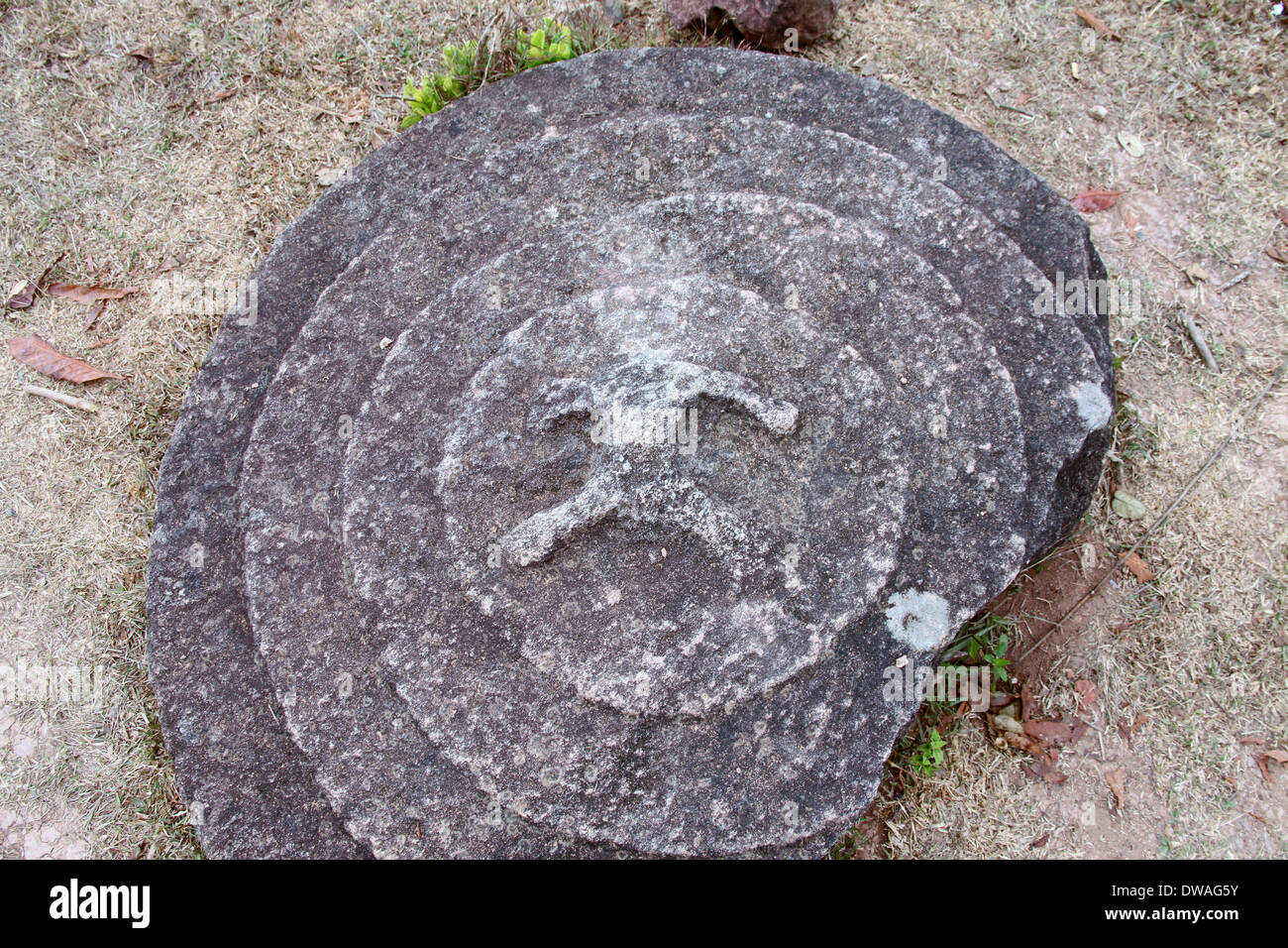 Pietra scolpita disco al sito 2 della pianura di vasi che potrebbe essere un coperchio Foto Stock
