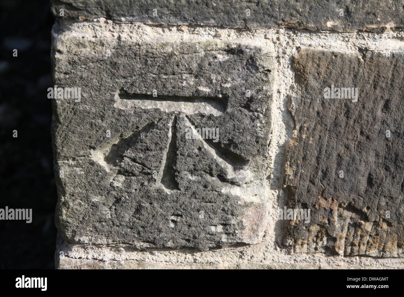 Governo Ordnance Benchmark su San Giovanni Battista a Ault Hucknall nel Derbyshire Foto Stock