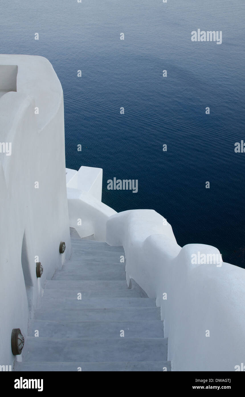 Il marmo bianco delle scale che scendono verso il mare Foto Stock