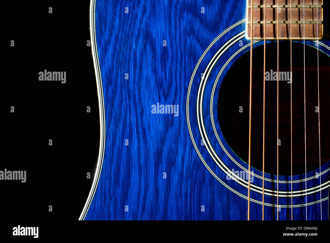 Chitarra blu su sfondo nero Foto Stock