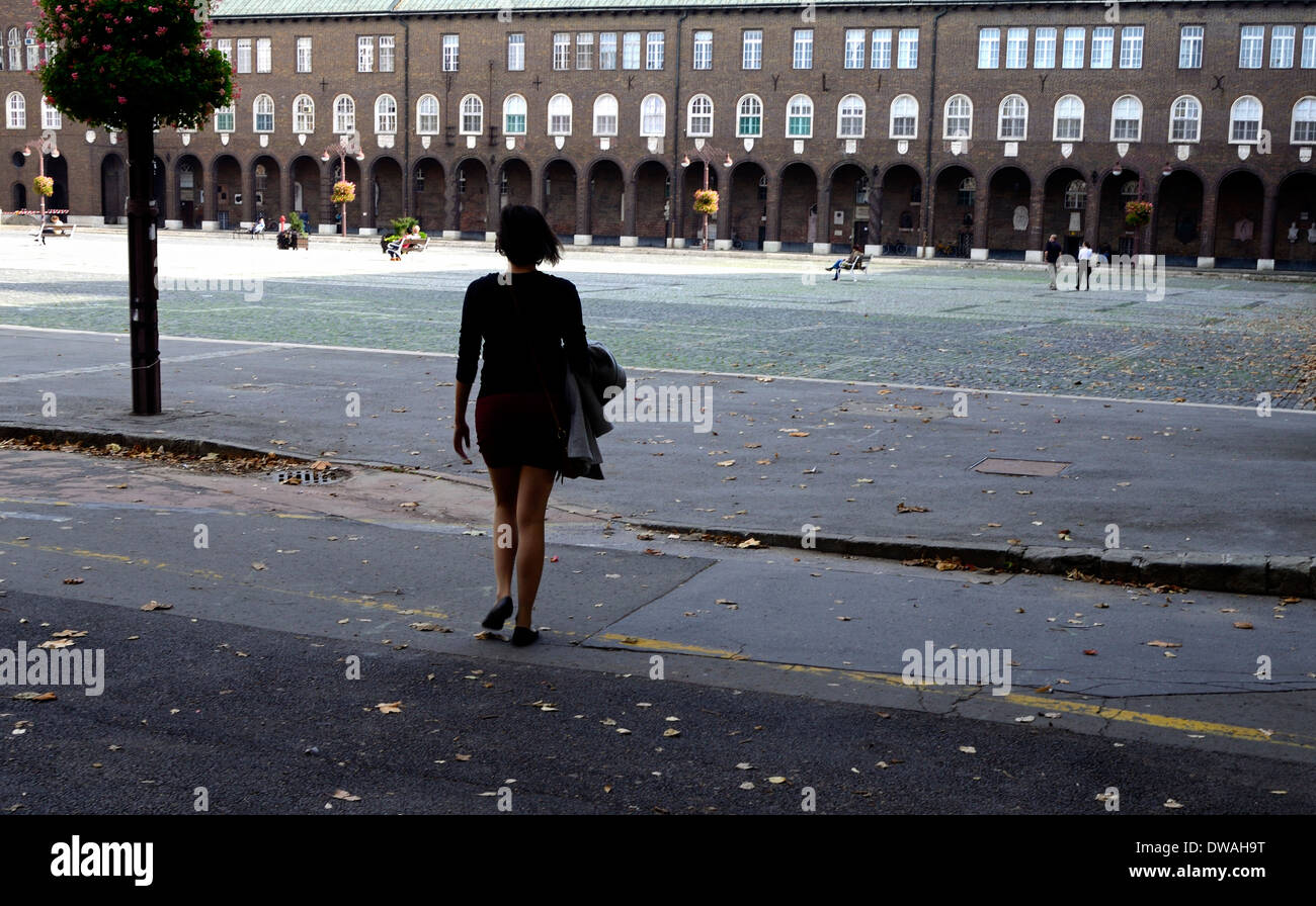 Giovane donna passando attraverso la Piazza Dom Szeged Ungheria Csongrad Affitto regione Foto Stock