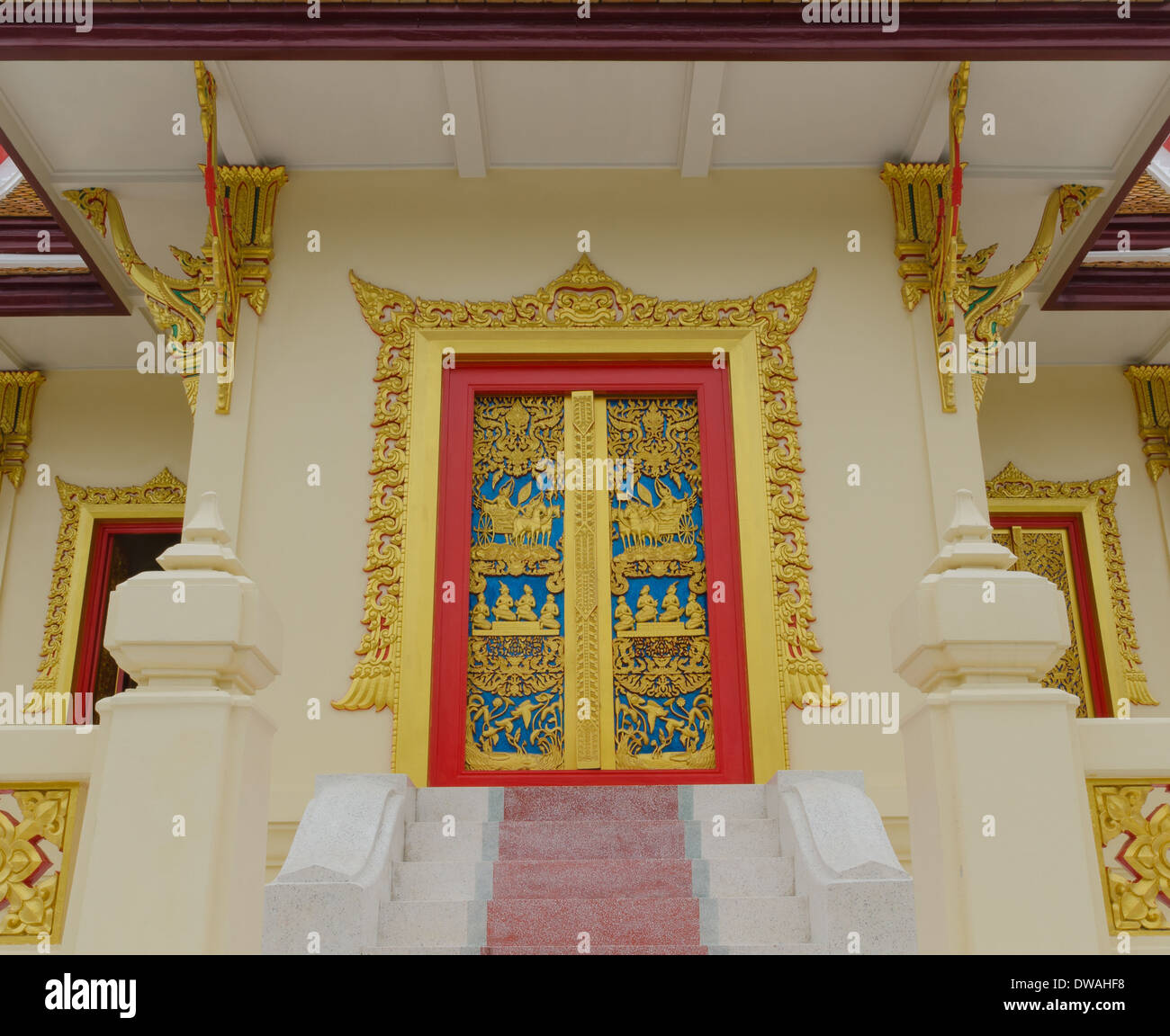 Arte nativa di sportello di colore rosso e giallo a costruire nel tempio Foto Stock