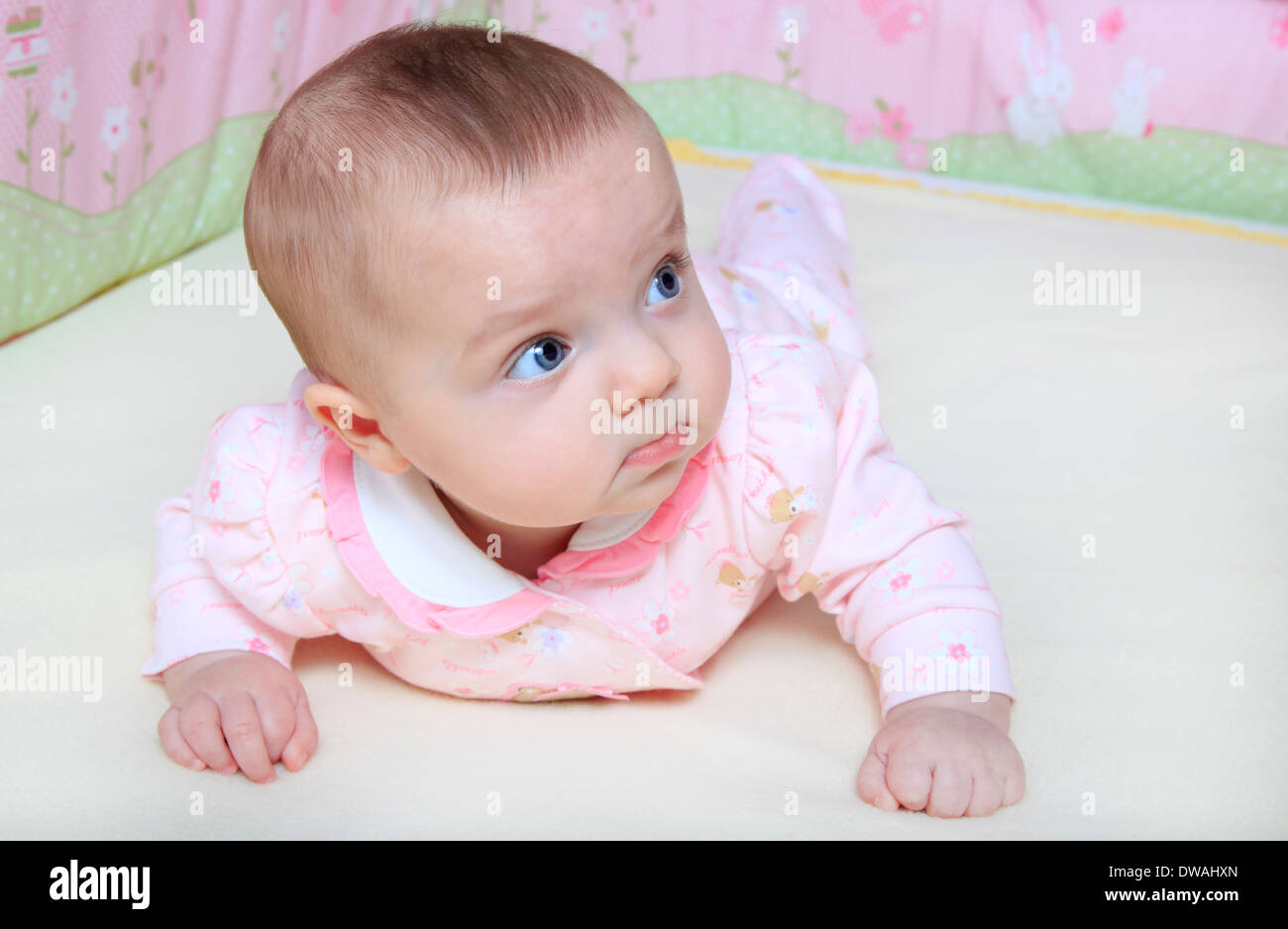 Baby girl bambino nel presepe Foto Stock