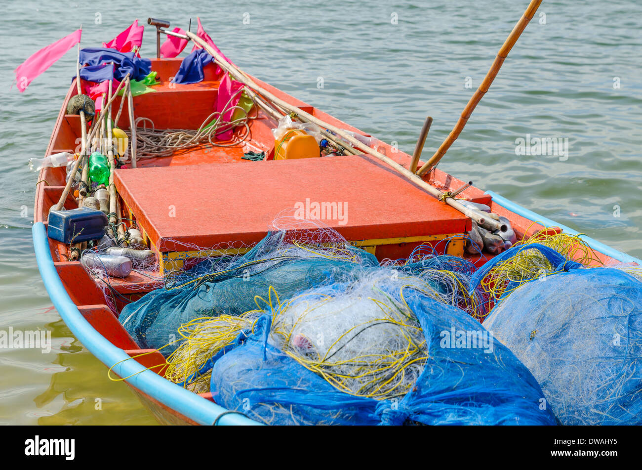 Tutina in rete sulla piccola barca da pesca che la docking nella baia Foto Stock